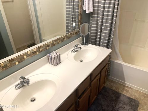 3819 74th Dr, Phoenix AZ  85043-7590 exterior