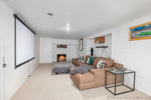 913 Fairfield Ave, Grand Rapids MI 49504-3745 exterior