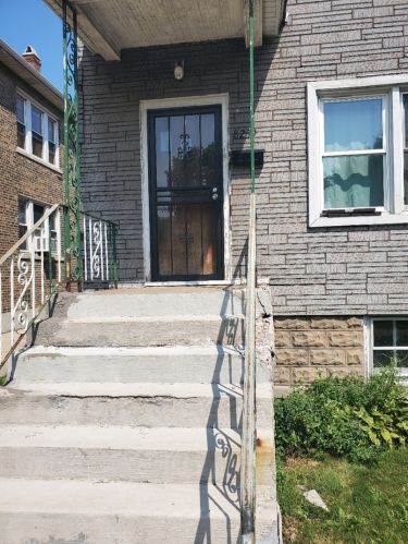 8239 Escanaba Ave, Chicago IL  60617-2120 exterior