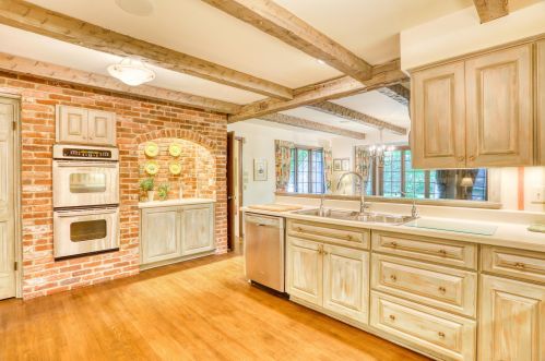 3205 County Line Rd, Milwaukee, WI 53217-1006