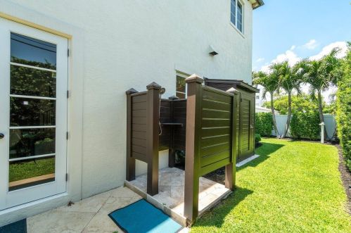 27 Hersey Dr, Boynton Beach FL 33435-7017 exterior