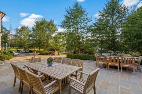 9303 Vly Hl Rd, Milwaukee WI 53217-1039 exterior