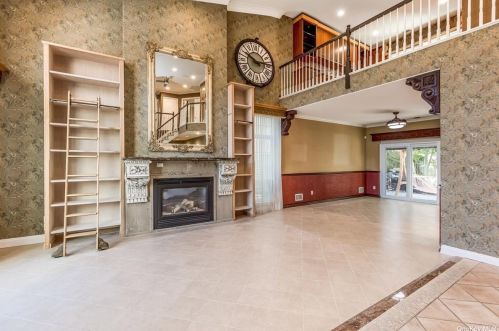 206 Windwatch Dr, Hauppauge NY 11788-3349 exterior