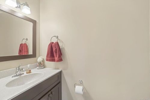 3 Geering Way, Fishkill NY  12524-1136 exterior