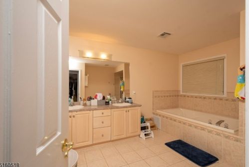 68 Terrace Ave, Town Center NJ  07052-3662 exterior