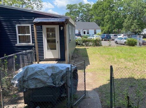 142 Putnam Cir, Springfield MA  01104-1350 exterior