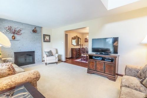 514 Southcrest Dr, Pittsburgh, PA 15226-1136