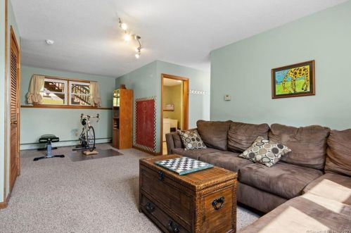 9 Dogwood Ln, Ellington CT exterior