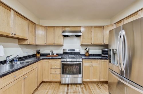 3823 Ravenswood Ave, Chicago IL 60660-2320 exterior