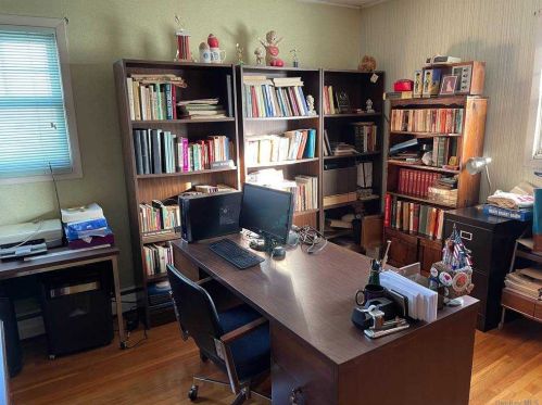 4 Dolly Dr, Commack NY 11725-2305 exterior