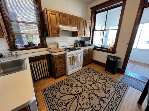 1334 Cornelia Ave, Chicago IL 60618-6035 exterior