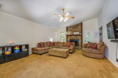 2604 Laurel View Dr, Lithonia GA  30039-7011 exterior