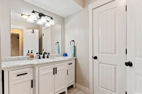 2474 Crk Rd, Sandy UT 84093-6442 exterior