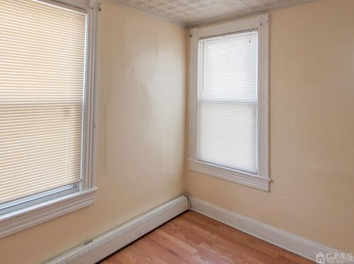 52 Guilden St, New Brunswick, NJ 08901-1834