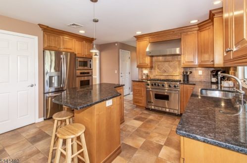 10 Greensview Dr, Scotch Plains NJ 07076-2708 exterior