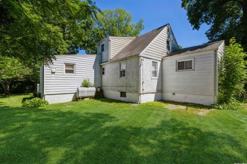 9 Arlington St, Huntington Station NY 11747-2631 exterior