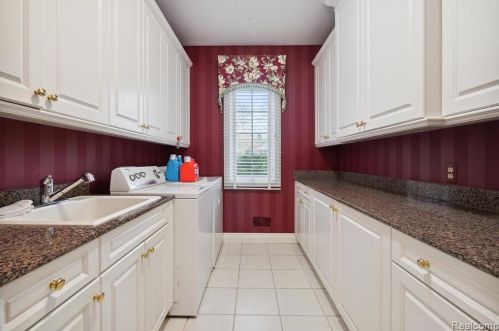 2511 Golf Crst Dr, Rochester MI 48309-4063 exterior