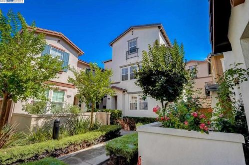 2986 Bella Dr, Concord, CA 94519-2680
