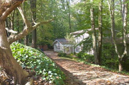 1093 Dawn View Ln, Atlanta GA  30327-1301 exterior