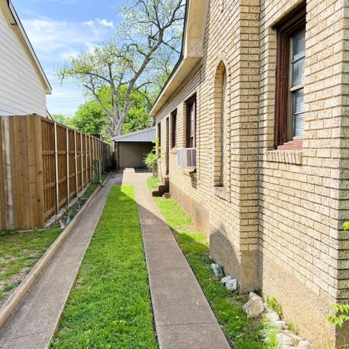 2540 Gladstone Dr, Dallas TX  75211-5313 exterior