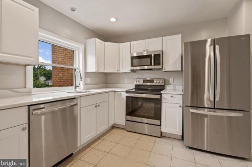 5207 Dover Pl, Alexandria VA 22311-1204 exterior