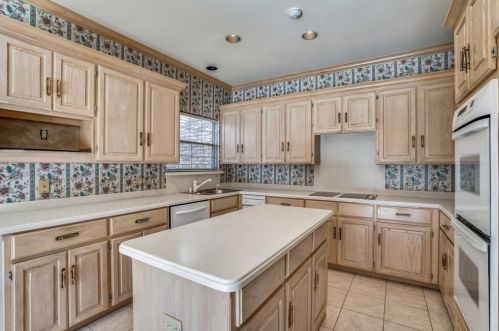 916 Mccoy Dr, Irving TX 75062-8003 exterior