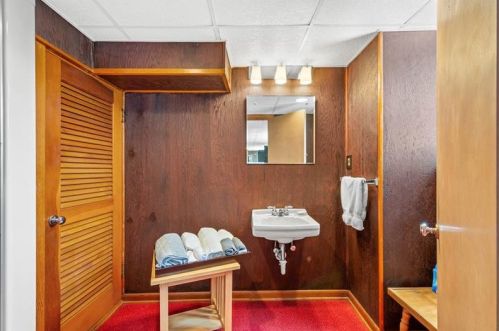 1236 Pinewood Dr, Pittsburgh PA 15243-1812 exterior