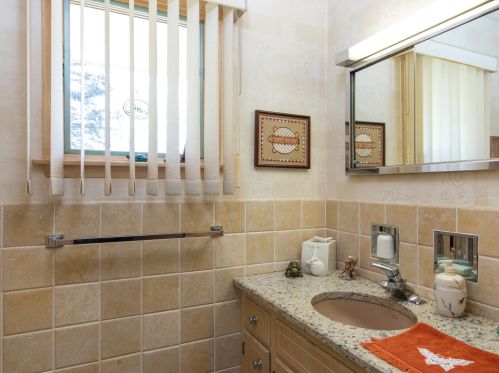 2565 Hunt Club Cir, Milwaukee WI 53209-1867 exterior