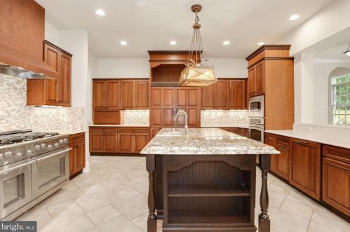 7449 Dulany Dr, Mc Lean VA  22101-2716 exterior