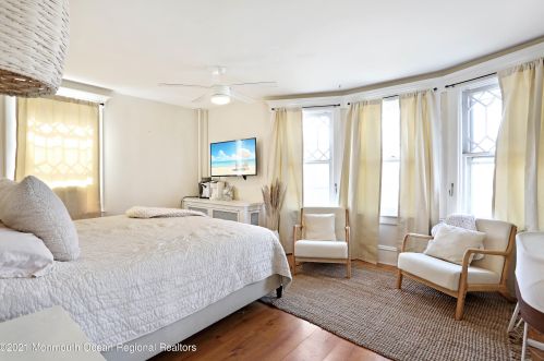 30 Broadway, East Freehold NJ 07728-1813 exterior