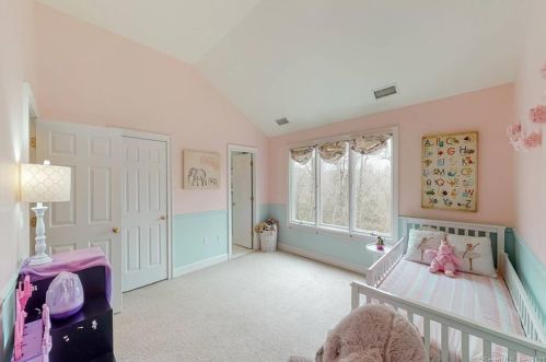 11 Chiltern St, Farmington CT 06032-1533 exterior