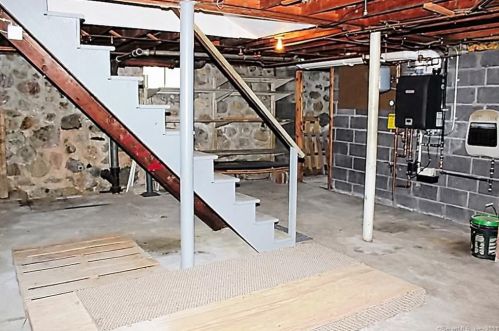 61 Spg St, Torrington CT 06790-4712 exterior