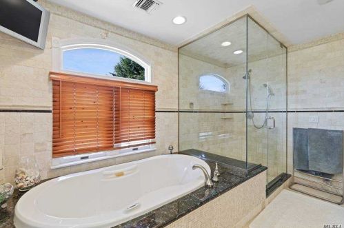 218 Woodsome Rd, Babylon NY 11702-3319 exterior