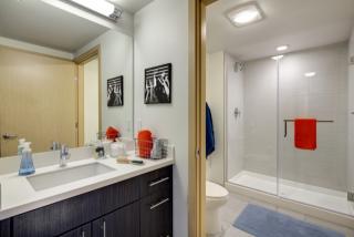 4721 Brooklyn Ave, Seattle WA  98105-4410 exterior