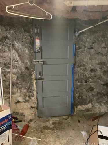 56 Maple Ave, Derby CT 06418-1328 exterior