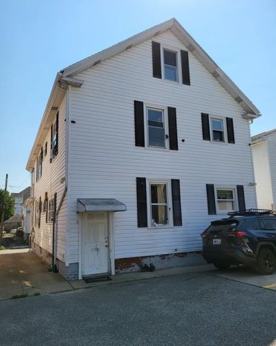 77 Clarence St, Providence RI 02909-3504 exterior