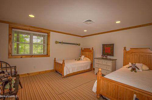 47 Fairwynds Dr, Lenox MA 01240-2729 exterior