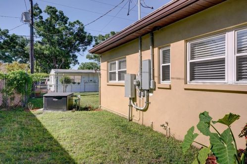 825 Riv Dr, Tampa FL 33617-7864 exterior