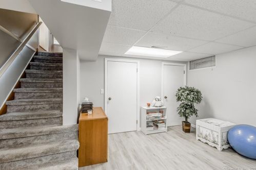 13 Tanglewood Ave, Enfield CT 06082-2621 exterior