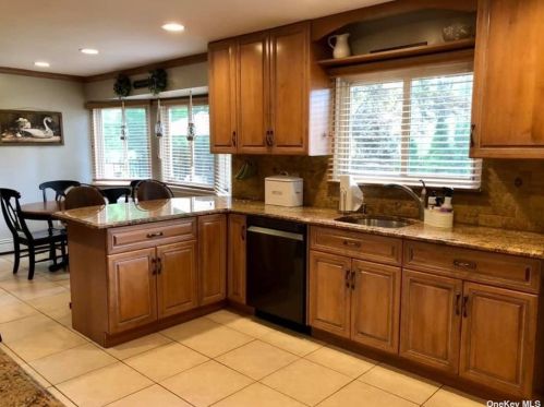 2 Leroy Ct, Commack NY  11725-1703 exterior