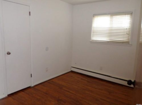 24 Oak Crst Dr, Huntington Station NY 11746-3920 exterior