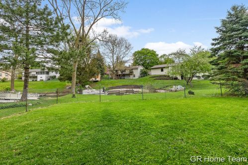 2544 Eastlake Ct, Wyoming, MI