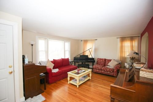 76 Kay Blvd, Middletown RI 02840-2318 exterior