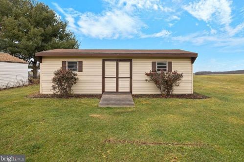 106 Lee Ann Ct, Hanover PA 17331-9560 exterior