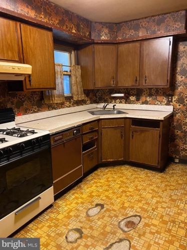 38 Soloff Dr, Trenton, NJ 08610-4221