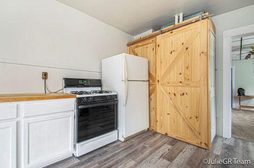 101 Valley Ave, Grand Rapids MI 49504-7402 exterior