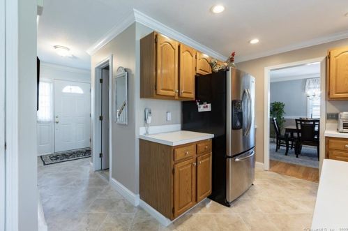 35 Red Oak Hl, Torrington CT 06790-8080 exterior