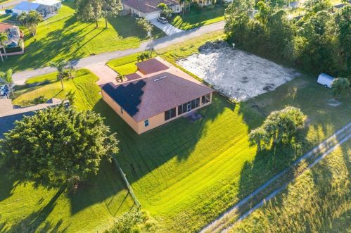 386 Dalton Cir, Fort Pierce FL 34953-5850 exterior