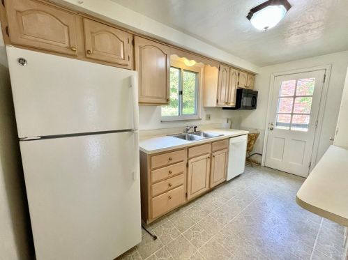 664 Crystal Dr, Pittsburgh PA 15228-2567 exterior