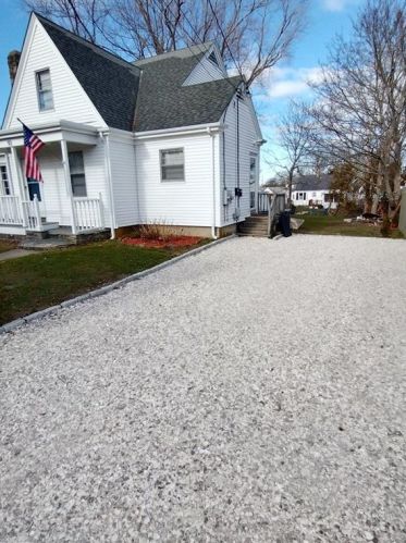 93 Maple Ave, Middletown, RI 02842-4834